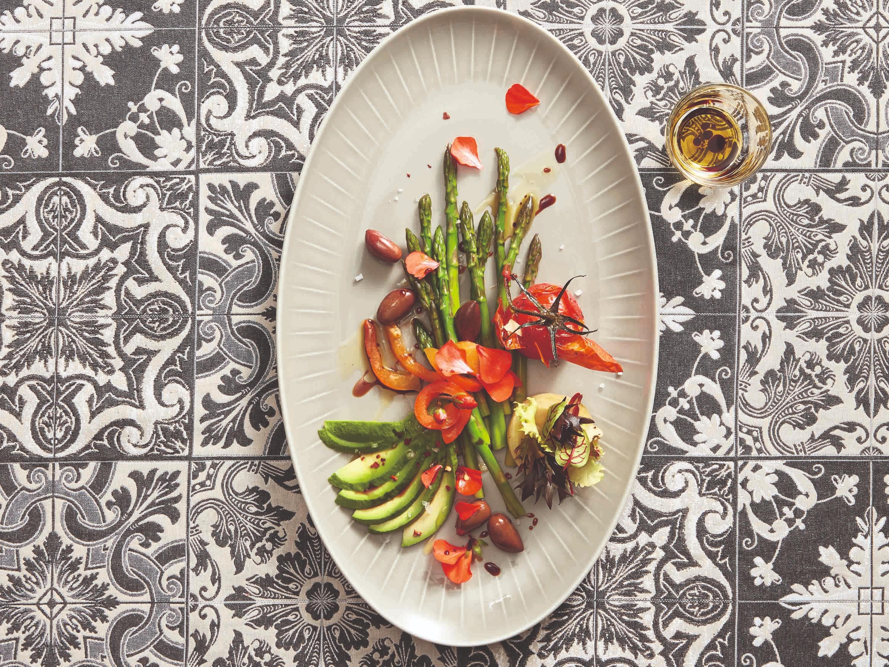 Moevenpick Hotel Istanbul Asia Airport Exteriér fotografie A plate of asparagus and artichoke