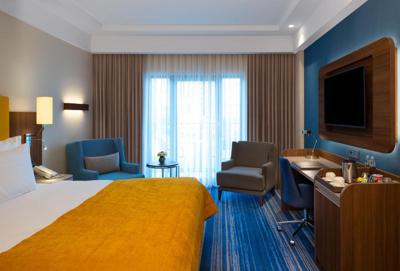 Moevenpick Hotel Istanbul Asia Airport Exteriér fotografie A room at the Holiday Inn Express in London