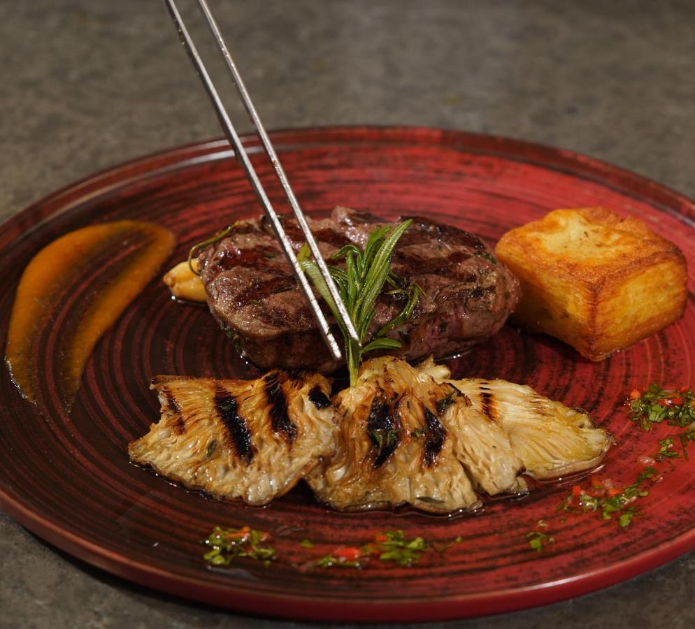 Moevenpick Hotel Istanbul Asia Airport Exteriér fotografie A steak with grilled pineapple