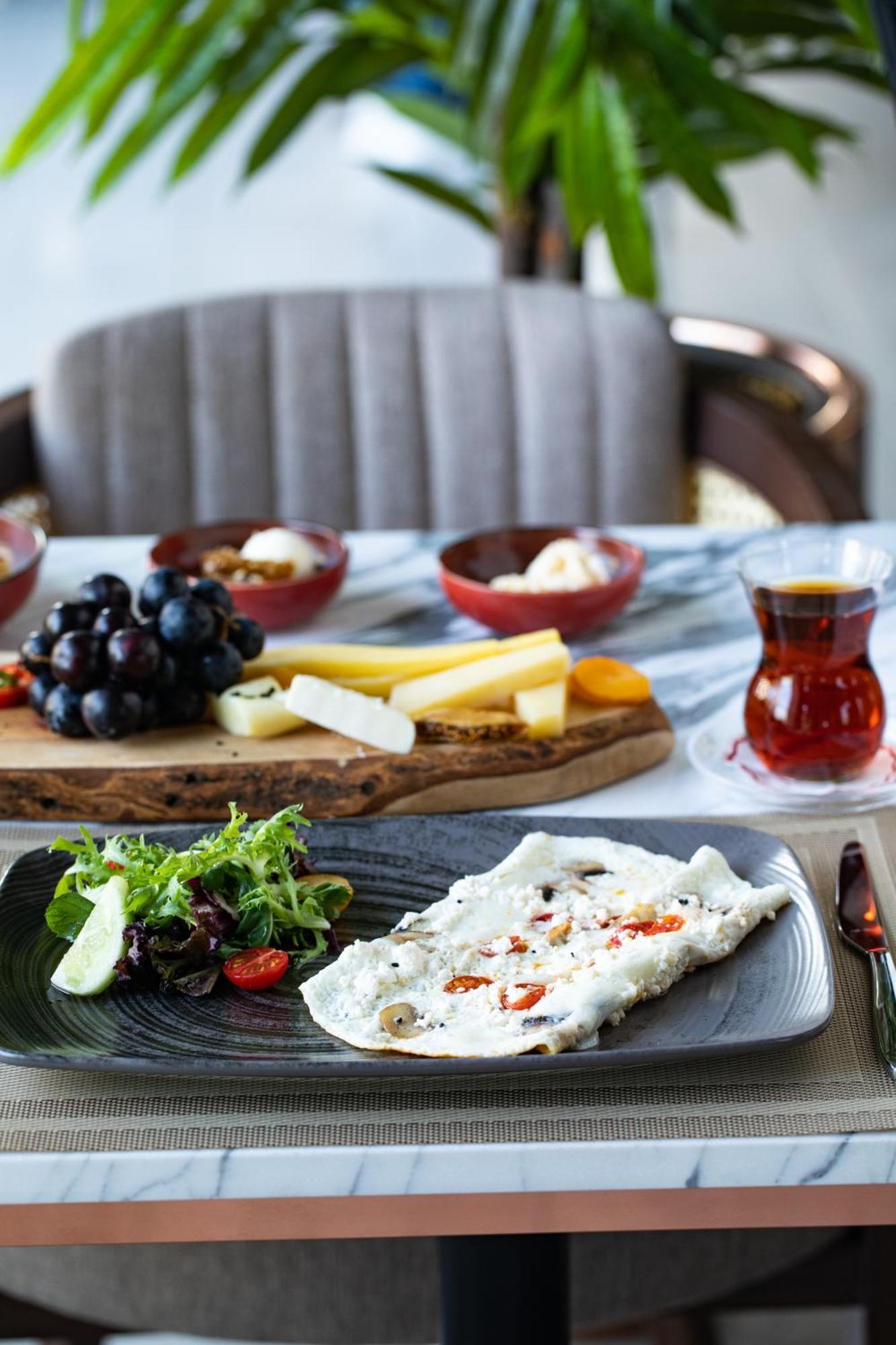 Moevenpick Hotel Istanbul Asia Airport Exteriér fotografie Turkish breakfast